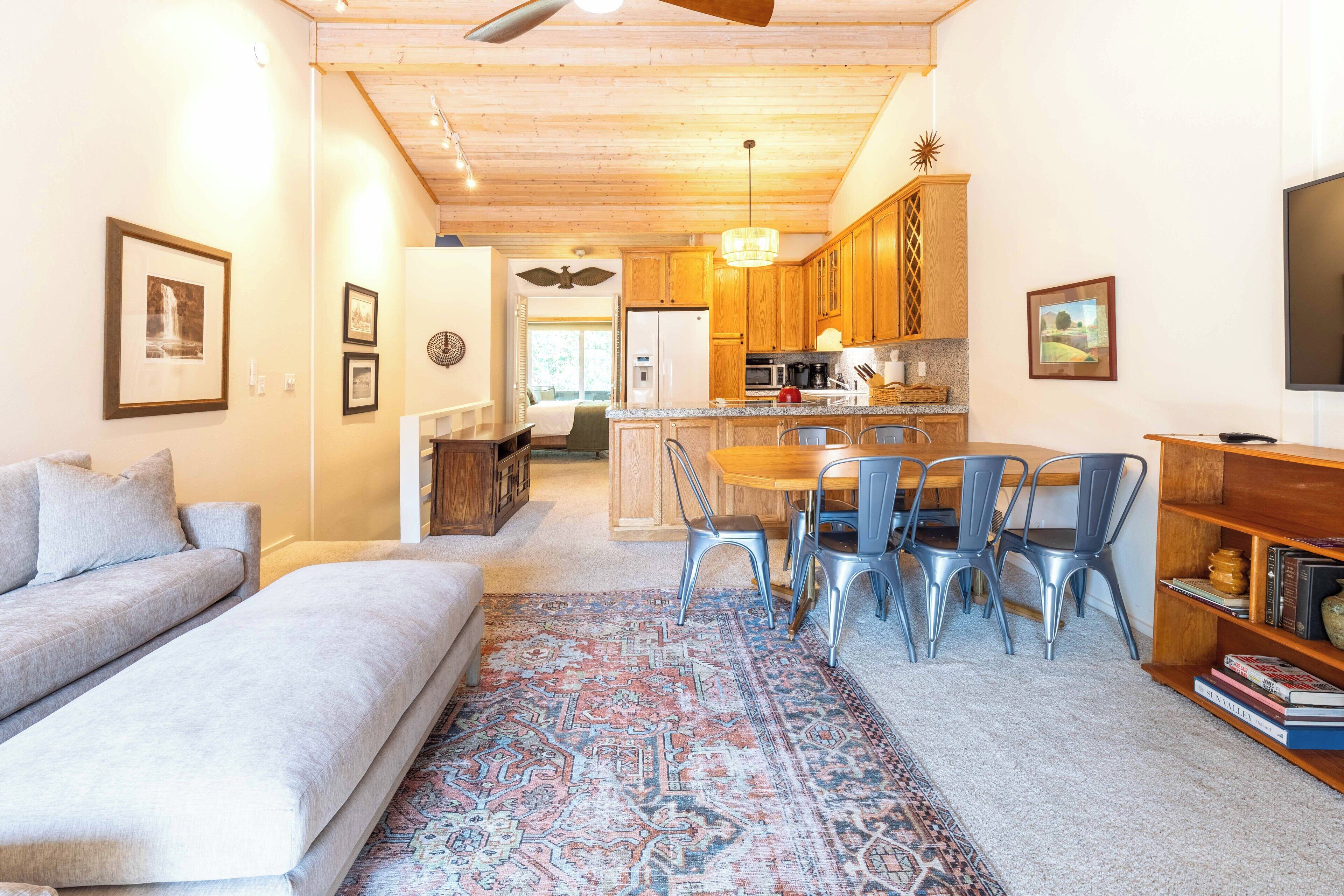 Comfortable Val D'Sol Condo: Prime Location with Pool & Mountain Views