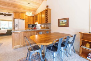 Dining - Comfortable Val D'Sol Condo: Prime Location with Pool & Mountain Views (Sun Valley)