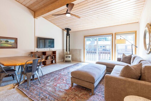 Comfortable Val D'Sol Condo: Prime Location with Pool & Mountain Views