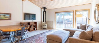 Comfortable Val D'Sol Condo: Prime Location with Pool & Mountain Views