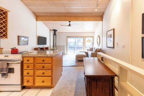 Comfortable Val D'Sol Condo: Prime Location with Pool & Mountain Views