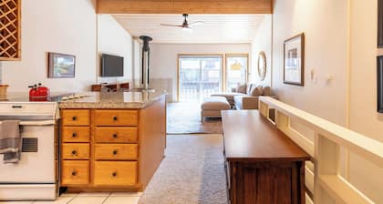 Comfortable Val D'Sol Condo: Prime Location with Pool & Mountain Views