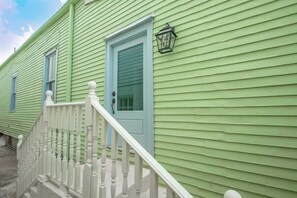 Exterior detail - Charming 1920 Side Hall, conveniently located to downtown New Orleans. (New Orleans)