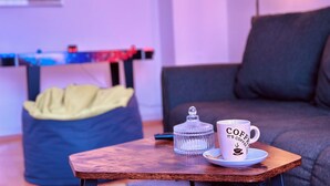 Ein gemütlicher Wohnbereich mit Couchtisch, Tasse und dekorativer Glasvase.