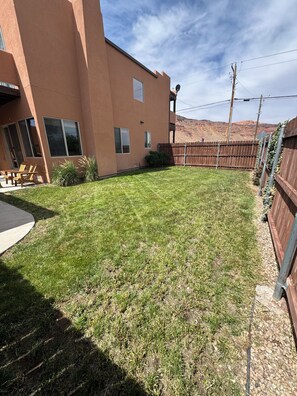 Property grounds - 3-bedroom beautiful house in downtown Moab with AC, WiFi, amazing location. (Moab)
