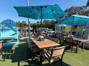 Outdoor dining - Retro Retreat -  ⭐Close to the Beach! ⭐ Great Rates! (Clearwater)