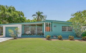 Exterior - Retro Retreat -  ⭐Close to the Beach! ⭐ Great Rates! (Clearwater)