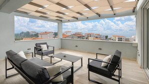 A balcony with a view of buildings and a clear sky. - Amazing apartment in Podstrana with WiFi (Podstrana)