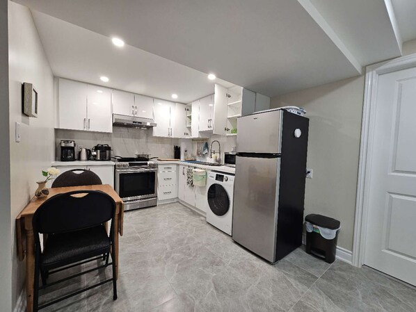 Fridge, microwave, oven, stovetop - Entire Basement Suite | Private Access | Clean, Comfortable, and Convenient (Richmond Hill)