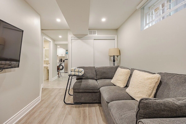 Smart TV, video games, books - Entire Basement Suite | Private Access | Clean, Comfortable | Frequently Booked (Richmond Hill)