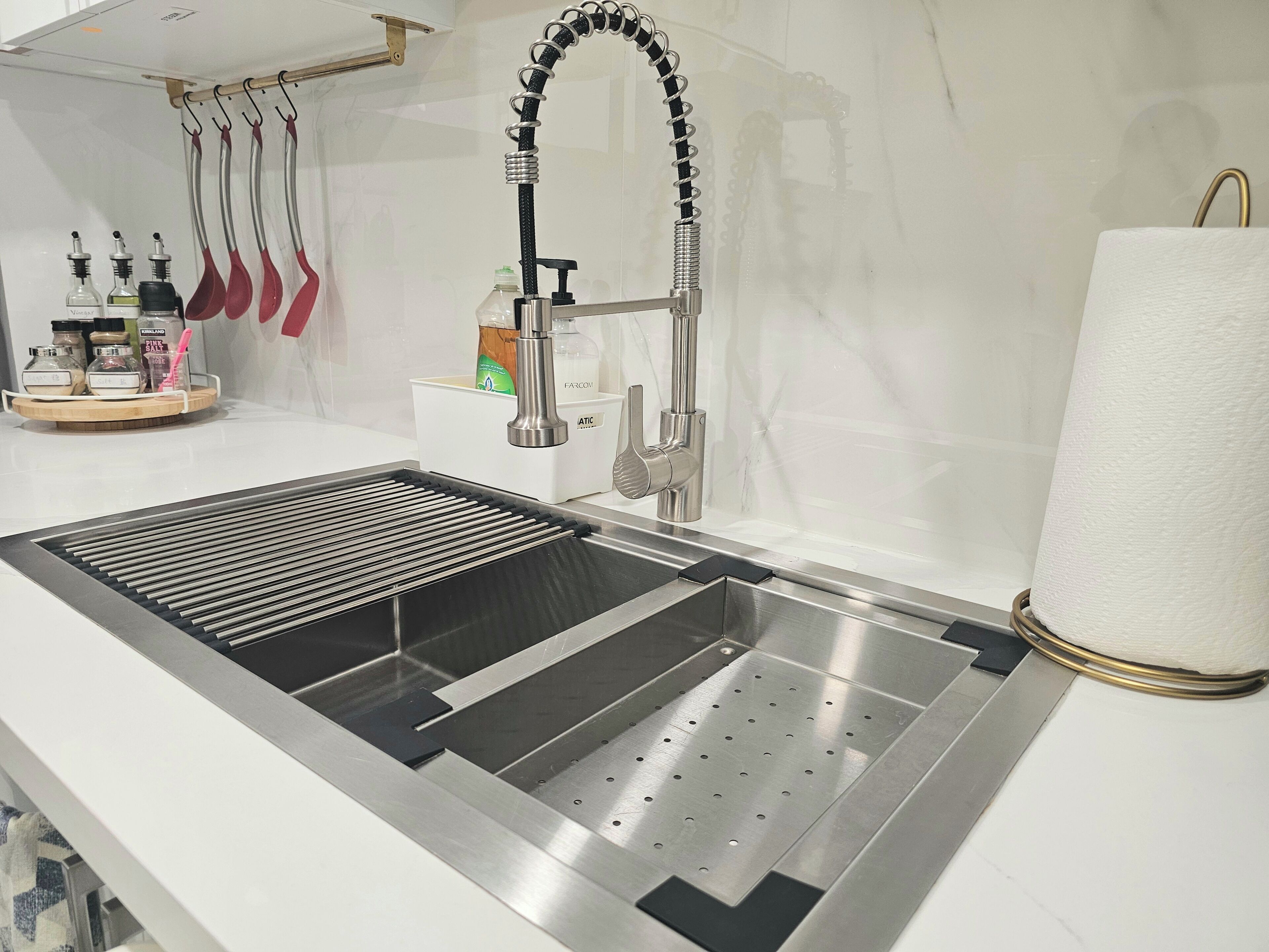 Wasserkocher mit Kaffee-/Teezubehör, Kühlschrank, Mikrowelle, Ofen