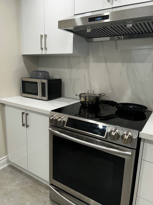 Een koelkast, een magnetron, een oven, een kookplaat