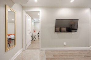 1 dormitorio, caja fuerte, escritorio y tabla de planchar con plancha