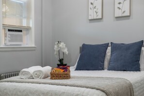 2 slaapkamers, een strijkplank/strijkijzer, reisbedje, wifi