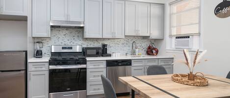 Geladeira, micro-ondas, fogão, cooktop