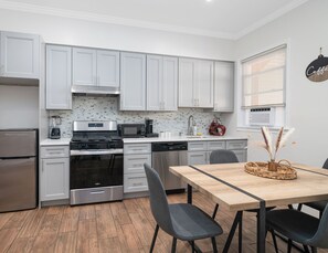 Een koelkast, een magnetron, een oven, een kookplaat