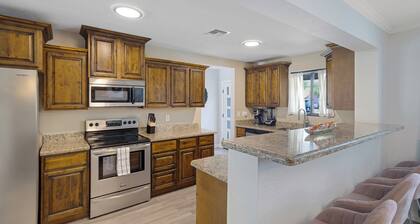 Martha's Getaway-Central PHX 5 bedroom/3bath-POOL