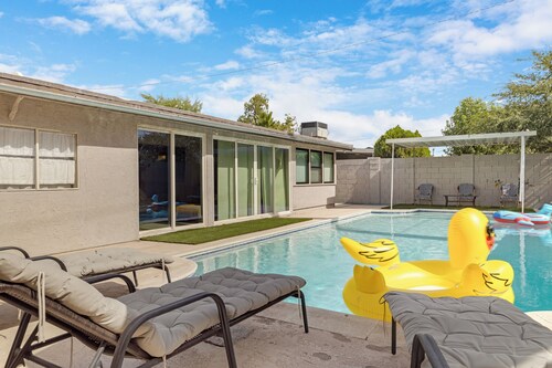 Martha's Getaway-Central PHX 5 bedroom/3bath-POOL