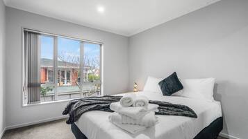 4 bedrooms, iron/ironing board, WiFi, bed sheets