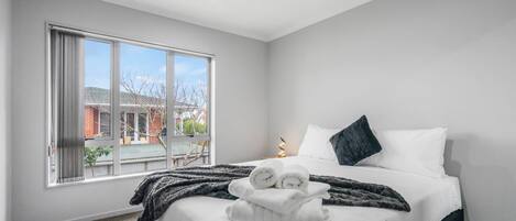 4 bedrooms, iron/ironing board, WiFi, bed sheets