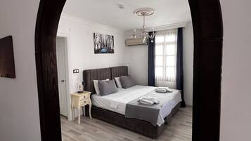 Desk, soundproofing, free WiFi, bed sheets