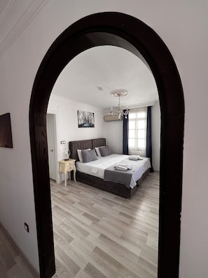 Quarto quádruplo grand, vista para o mar | 1 quarto, escrivaninha, quartos à prova de som, Wi-Fi de cortesia