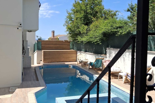 Una piscina al aire libre, cabañas de piscina gratuitas, sombrillas
