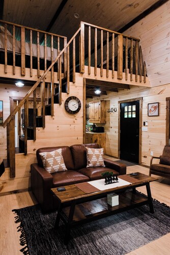 Cozy & peaceful 2-bedroom cabin in charming Salt Lick. 