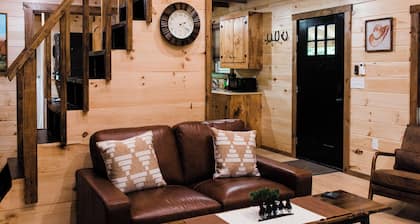 Cozy & peaceful 2-bedroom cabin in charming Salt Lick.