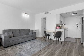 Living area - Premium Resort studio near Universal Stuidos (Orlando)