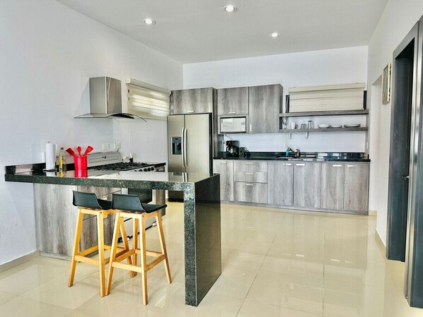 Kjøleskap, mikrobølgeovn, kokeplater og kaffetrakter/tekoker