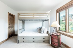 4 habitaciones, escritorio, wifi gratis y ropa de cama