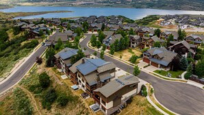 Zona residencial amb cases, carreteres i un llac al fons.