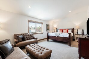 4 bedrooms, desk, free WiFi, bed sheets