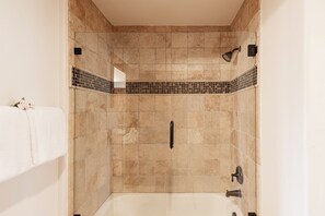 Een douche, een bubbelbad, een haardroger, handdoeken