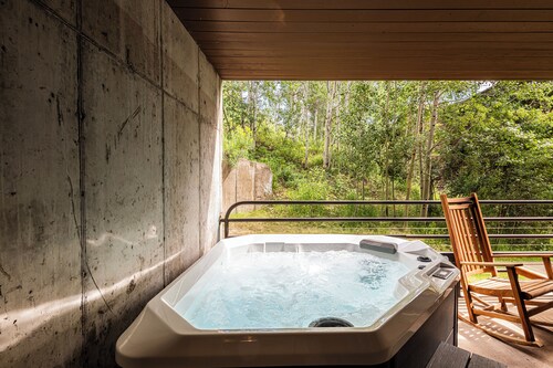 6-minute walk to Deer Valley Resort, Free Shuttle bus & Private Hot tub!