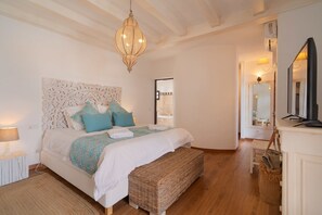 4 bedrooms, iron/ironing board, free WiFi, bed sheets