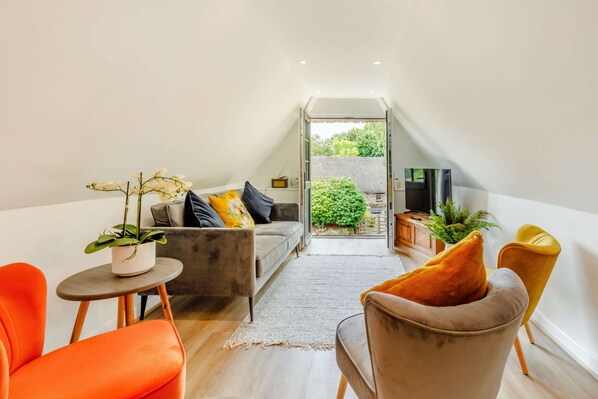 TV, stereo - Little Thatch Lovely 2-Bed House Near Weymouth, Little Thatch Lovely 2-Bed Near Weymouth (Weymouth)