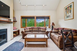 Smart TV, fireplace, table football, ping pong - Pleasantly decorated with A/C and hot tub access E7 (Killington)