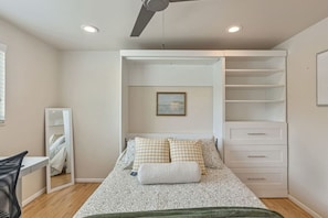 4 chambres, bureau, fer et planche à repasser, lit de bébé portatif