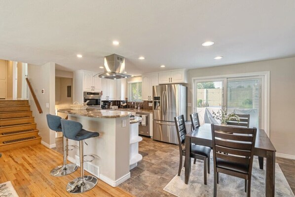 Réfrigérateur, micro-ondes, four, plaque de cuisson