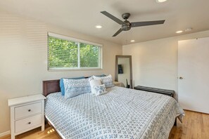 4 habitaciones, escritorio y tabla de planchar con plancha 