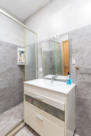 Shower, hair dryer, towels