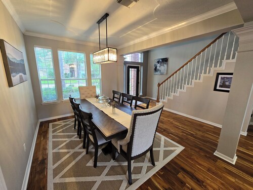 Charming 4-bedroom house with pool and game room!