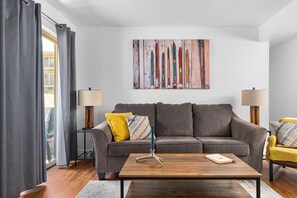 Smart-TV, Kamin, Bücher