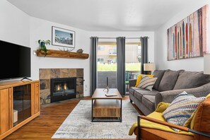 Smart-TV, Kamin, Bücher