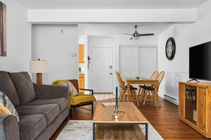 Smart TV, fireplace, books - Fun Ski Condo - On Ski Bus Line - Pool & Hot Tub (Steamboat Springs)