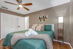 4 chambres, bureau, fer et planche à repasser, lit parapluie