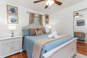 4 soverom, skrivebord, strykejern/-brett og reiseseng for barn