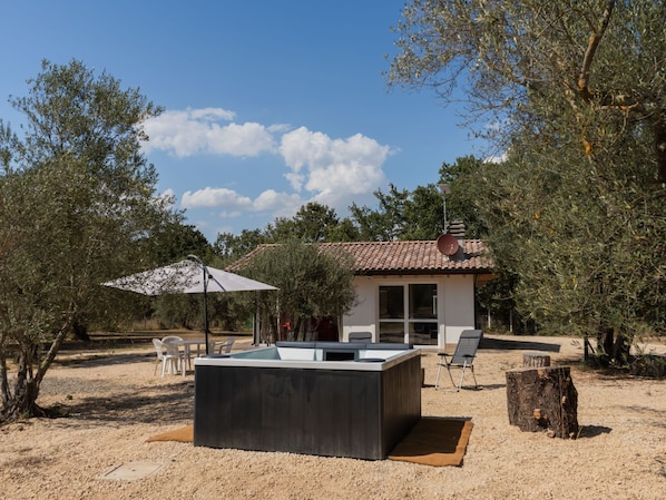 Outdoor spa tub